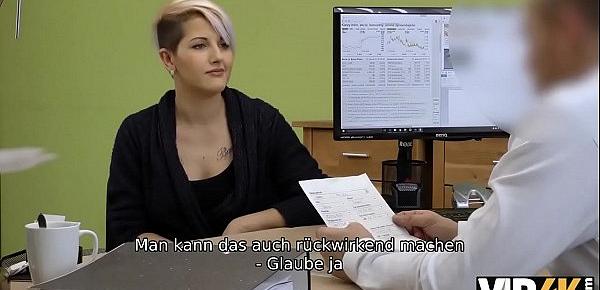 VIP4K. Busty Lussy verehrt Schwanz und Eier, um den nötigen Kredit zu bekommen